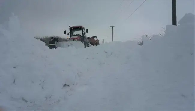 Foto FOTO&VIDEO. Troiene de zăpadă între Milcov şi Slatina. Drumarii lucrează la deblocarea drumului 