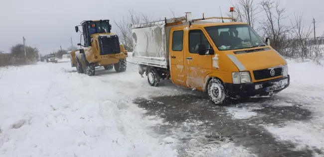 Foto VIDEO. Autoturisme blocate şi tractate de utilajele de deszăpezire, pe drumurile naţionale din judeţ. Oltul intră sub Cod Galben de vânt