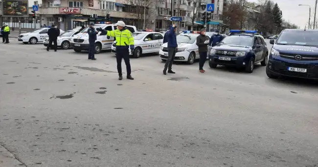 Foto VIDEO. Slătinenii, îndemnaţi să stea în casă. Forţele de ordine au pus în aplicare interdicţiile de circulaţie în afara locuinţei