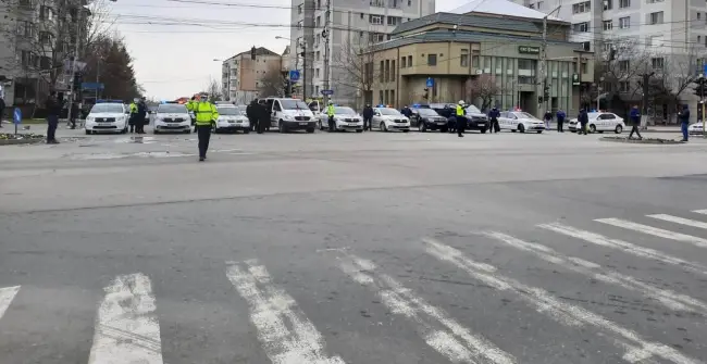 Foto VIDEO. Slătinenii, îndemnaţi să stea în casă. Forţele de ordine au pus în aplicare interdicţiile de circulaţie în afara locuinţei