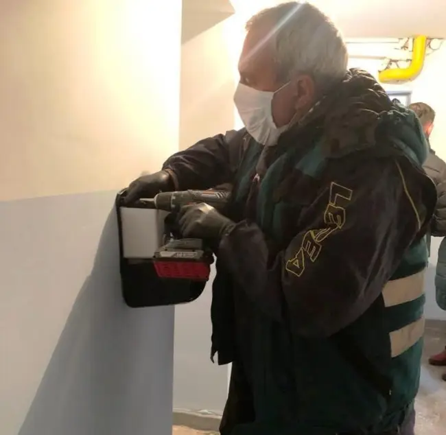 Foto FOTO. A început montarea dispozitivelor de dezinfecţie în scările de bloc din Slatina