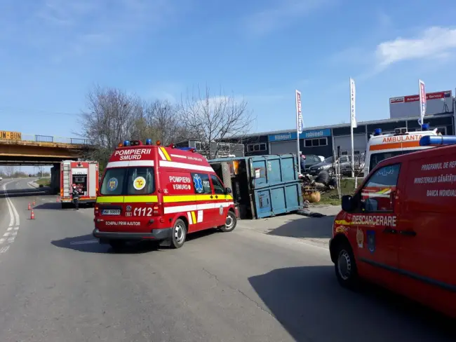Foto TIR răsturnat pe strada Drăgăneşti din Slatina. Traficul rutier nu este afectat