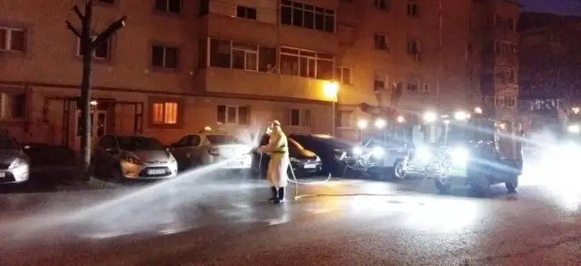 Foto FOTO. Continuă acţiunile de dezinfecţie a străzilor şi trotuarelor din Slatina