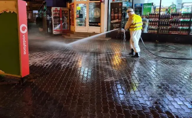 Foto FOTO. Continuă acţiunile de dezinfecţie a străzilor şi trotuarelor din Slatina