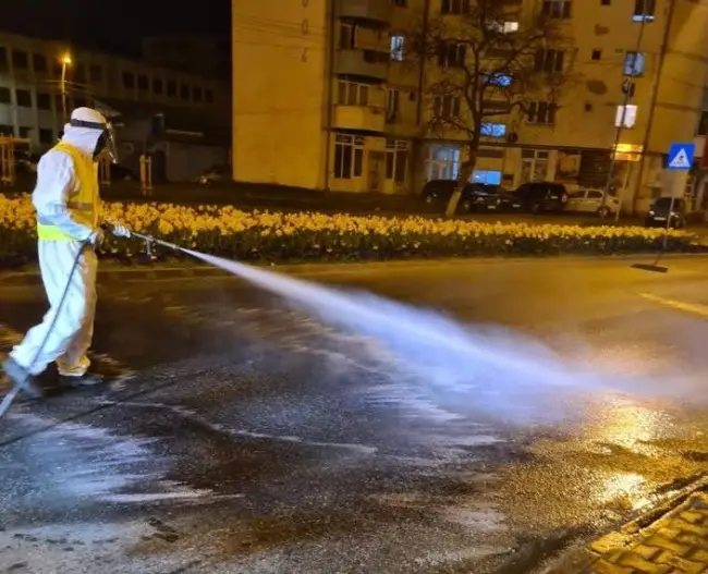 Foto FOTO. Primarul Slatinei: „Combatem coronavirusul dezinfectând domeniul public, în fiecare zi”