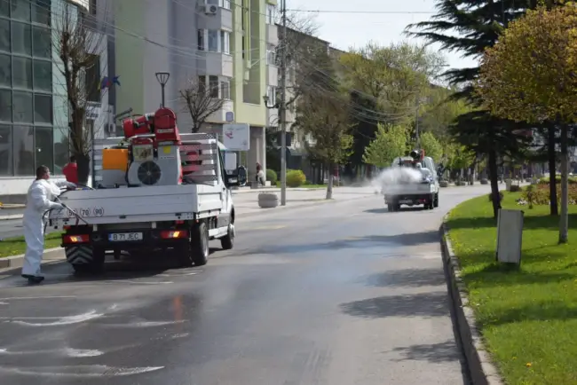 Foto FOTO&VIDEO. Dezinfecţie de amploare în Slatina, împotriva coronavirusului, cu zeci de utilaje şi muncitori