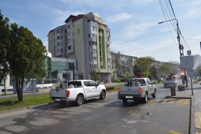 Foto FOTO&VIDEO. Dezinfecţie de amploare în Slatina, împotriva coronavirusului, cu zeci de utilaje şi muncitori