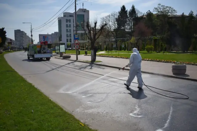 Foto FOTO&VIDEO. Dezinfecţie de amploare în Slatina, împotriva coronavirusului, cu zeci de utilaje şi muncitori