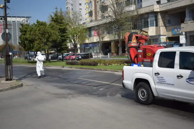 Foto FOTO&VIDEO. Dezinfecţie de amploare în Slatina, împotriva coronavirusului, cu zeci de utilaje şi muncitori