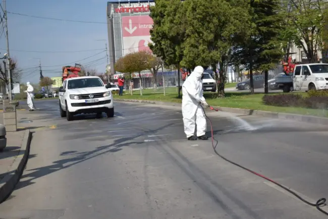 Foto FOTO&VIDEO. Dezinfecţie de amploare în Slatina, împotriva coronavirusului, cu zeci de utilaje şi muncitori