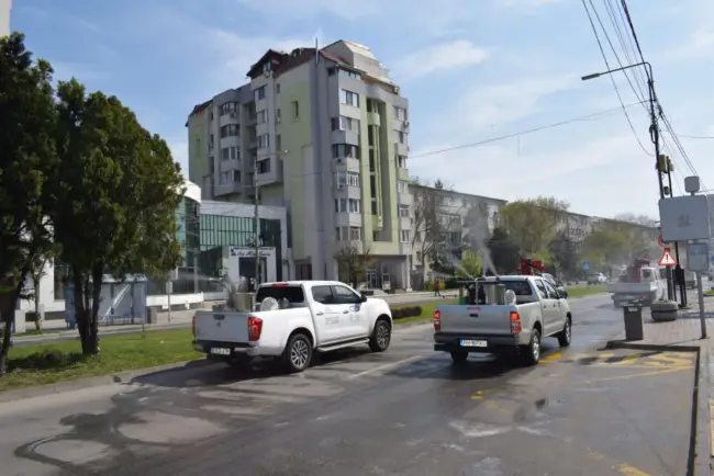 Foto FOTO&VIDEO. Dezinfecţie de amploare în Slatina, împotriva coronavirusului, cu zeci de utilaje şi muncitori