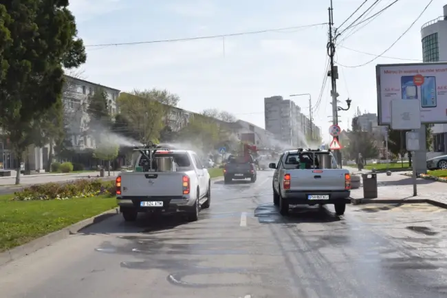 Foto FOTO&VIDEO. Dezinfecţie de amploare în Slatina, împotriva coronavirusului, cu zeci de utilaje şi muncitori