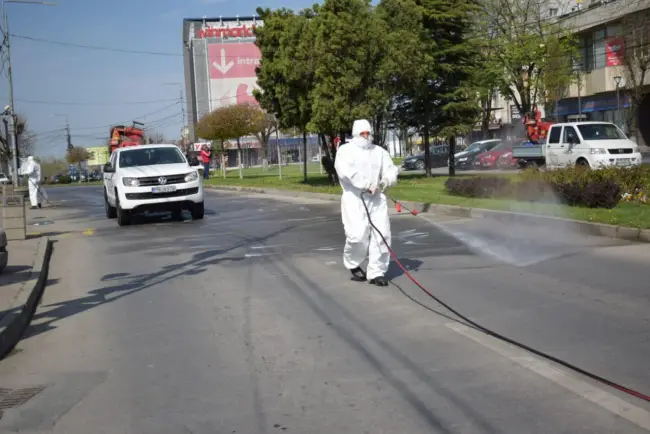Foto FOTO&VIDEO. Dezinfecţie de amploare în Slatina, împotriva coronavirusului, cu zeci de utilaje şi muncitori