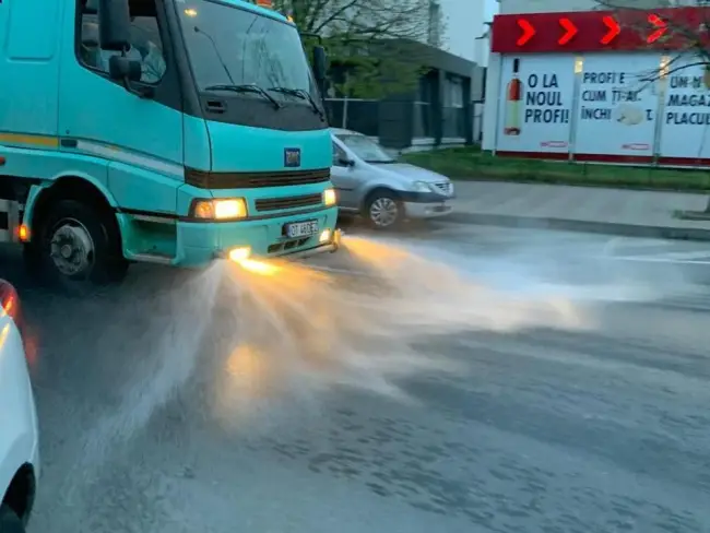 Foto FOTO. Primăria Slatina continuă spălarea şi dezinfecţia spaţiilor comune din municipiu