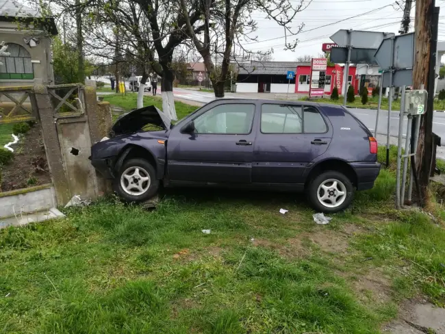 Foto FOTO. Un bărbat de 80 de ani a provocat un accident, la Piatra-Olt. Un autoturism s-a izbit de un gard de beton