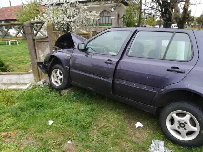 Foto FOTO. Un bărbat de 80 de ani a provocat un accident, la Piatra-Olt. Un autoturism s-a izbit de un gard de beton