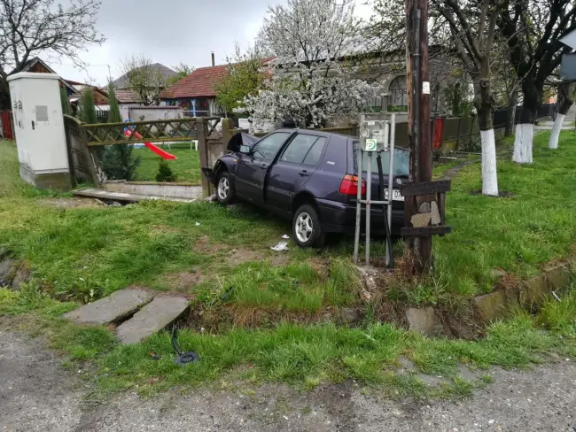 Foto FOTO. Un bărbat de 80 de ani a provocat un accident, la Piatra-Olt. Un autoturism s-a izbit de un gard de beton