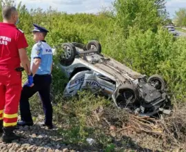 Foto Mașină de poliție, spulberată de un tren personal. Un bărbat de 42 de ani a murit și alți trei au fost răniți