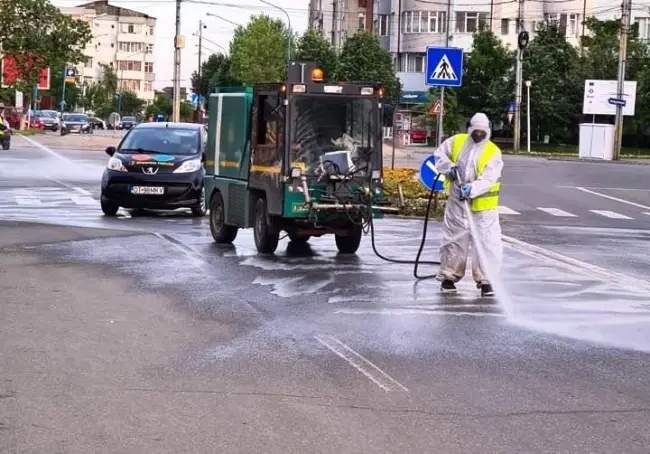 Foto FOTO. A început a cincea serie a acţiunilor de dezinfecţie şi spălare a domeniului public din Slatina