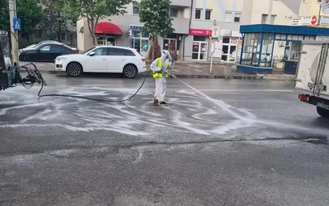 Foto FOTO. A început a cincea serie a acţiunilor de dezinfecţie şi spălare a domeniului public din Slatina