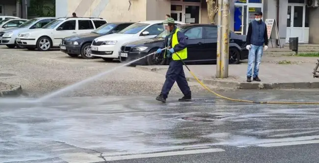 Foto FOTO. A început a cincea serie a acţiunilor de dezinfecţie şi spălare a domeniului public din Slatina