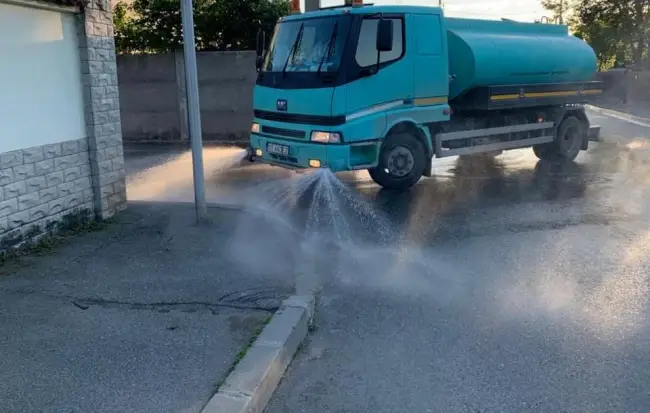 Foto FOTO. Zeci de utilaje, intervenţie pentru dezinfecţia şi spălarea străzilor şi trotuarelor din Slatina