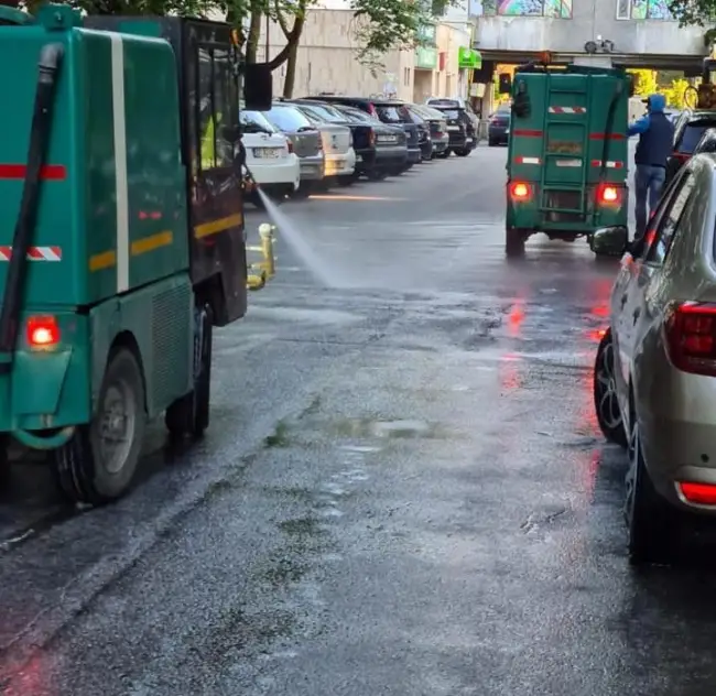 Foto FOTO. Zeci de utilaje, intervenţie pentru dezinfecţia şi spălarea străzilor şi trotuarelor din Slatina