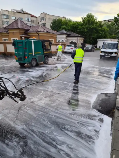 Foto Coronaviurs. Primăria Slatina continuă acţiunile de igienizare şi dezinfecţie a domeniului public