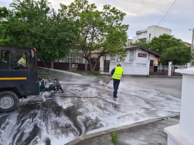 Foto Coronaviurs. Primăria Slatina continuă acţiunile de igienizare şi dezinfecţie a domeniului public
