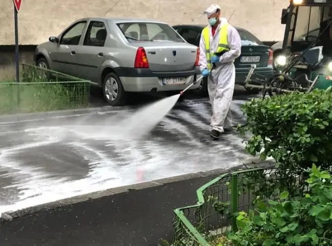 Foto Coronaviurs. Primăria Slatina continuă acţiunile de igienizare şi dezinfecţie a domeniului public