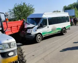 Foto Coliziune între un microbuz cu pasageri și un tractor. Două persoane au fost rănite