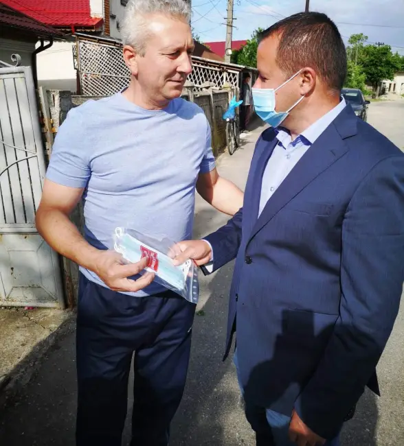 Foto Consililerii PSD şi-au donat indemnizaţiile lunare ca să cumpere măşti de protecţie pentru oamenii din Piatra-Olt. Kiturile sanitare, distribuite gratuit