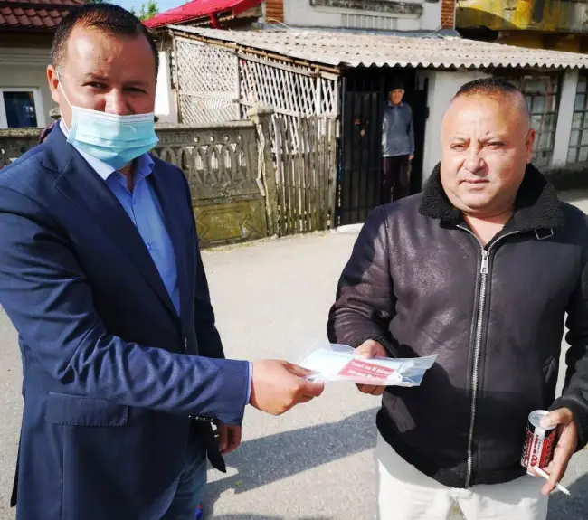 Foto Consililerii PSD şi-au donat indemnizaţiile lunare ca să cumpere măşti de protecţie pentru oamenii din Piatra-Olt. Kiturile sanitare, distribuite gratuit