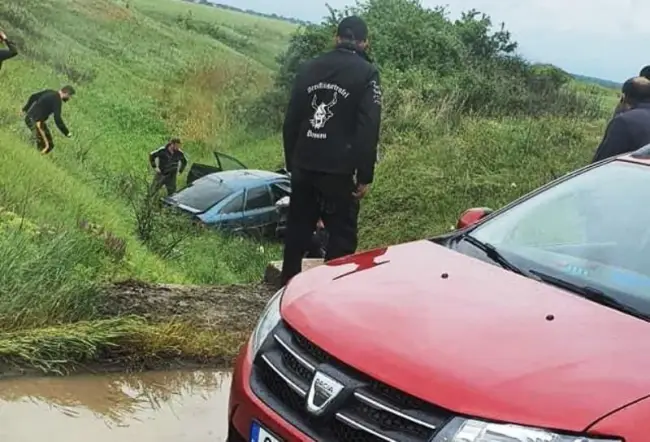 Foto Accident între Brebeni şi Schitu. O maşină s-a răsturnat