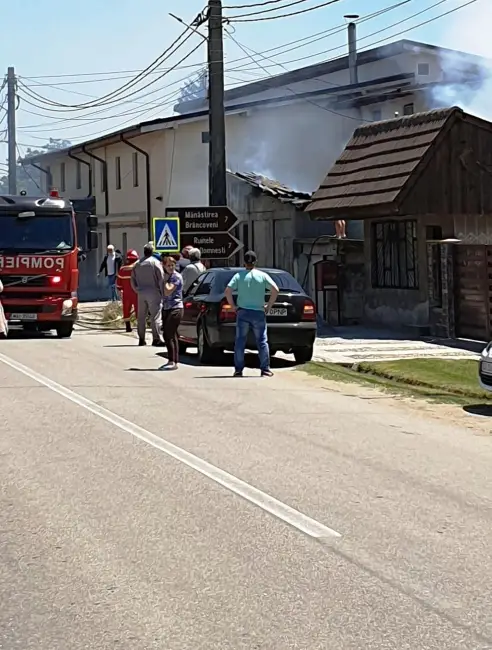 Foto FOTO. Incendiu la un magazin din Piatra-Olt