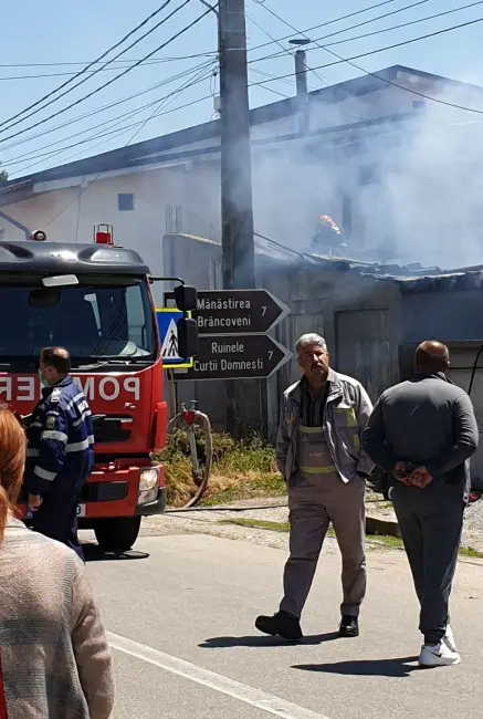 Foto FOTO. Incendiu la un magazin din Piatra-Olt