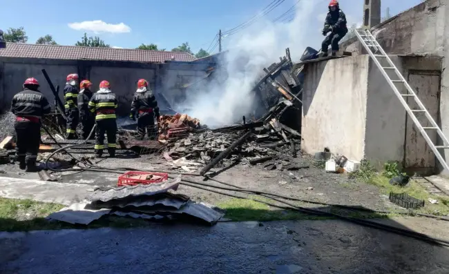 Foto FOTO. Incendiu la un magazin din Piatra-Olt