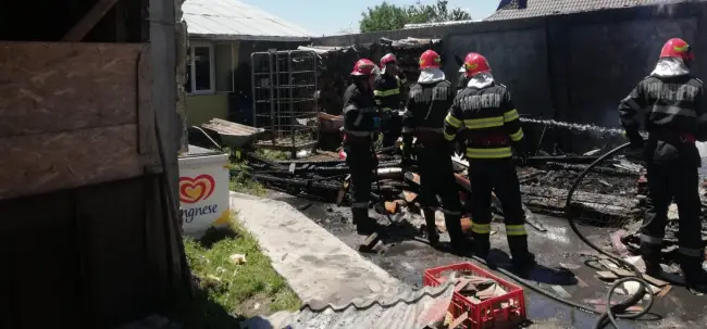 Foto FOTO. Incendiu la un magazin din Piatra-Olt