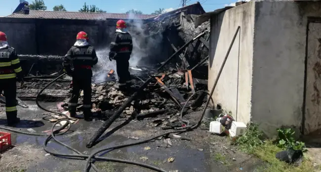 Foto FOTO. Incendiu la un magazin din Piatra-Olt