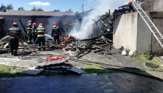 Foto FOTO. Incendiu la un magazin din Piatra-Olt