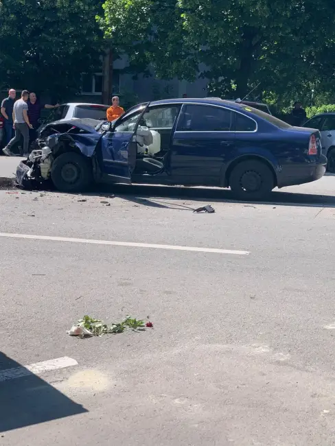 Foto FOTO. Accident rutier pe strada Cornişei din Slatina. Maşini avariate