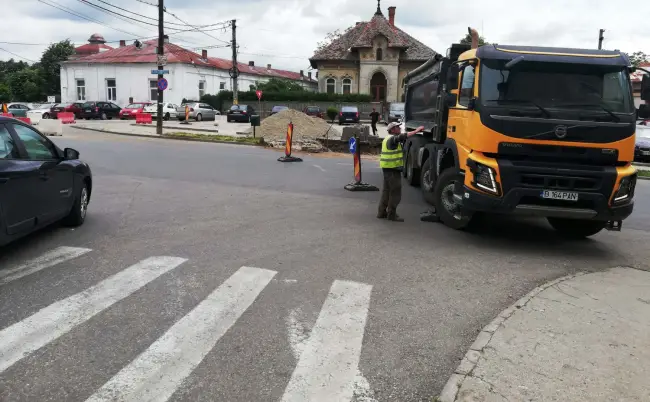 Foto FOTO. Un nou sens giratoriu în Caracal. Au început lucrările de amenajare