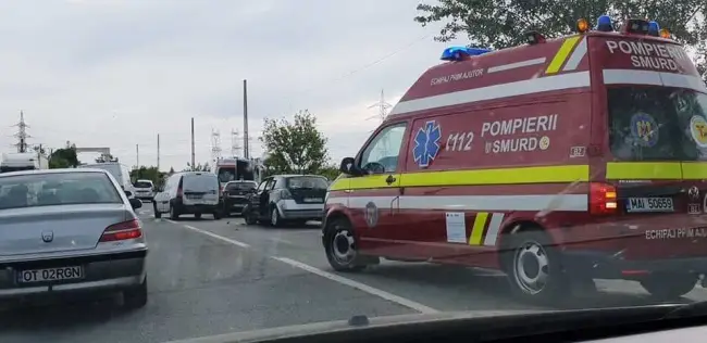 Foto FOTO. Accident în lanţ la ieşirea din Slatina spre Valea Mare. Trei maşini implicate, o persoană rănită