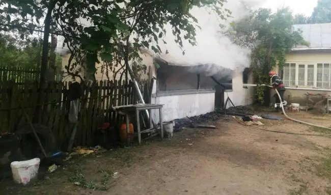 Foto VIDEO. Incendiu la o casă din Bărăşti. O bătrână a ajuns la spital cu arsuri grave la nivelul feţei