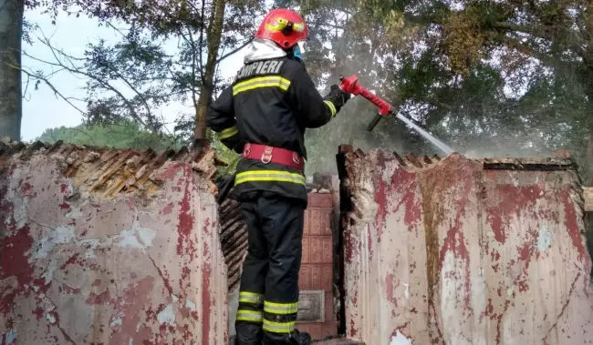 Foto VIDEO. Incendiu la o casă din Bărăşti. O bătrână a ajuns la spital cu arsuri grave la nivelul feţei