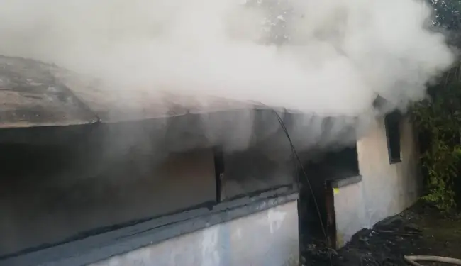 Foto VIDEO. Incendiu la o casă din Bărăşti. O bătrână a ajuns la spital cu arsuri grave la nivelul feţei