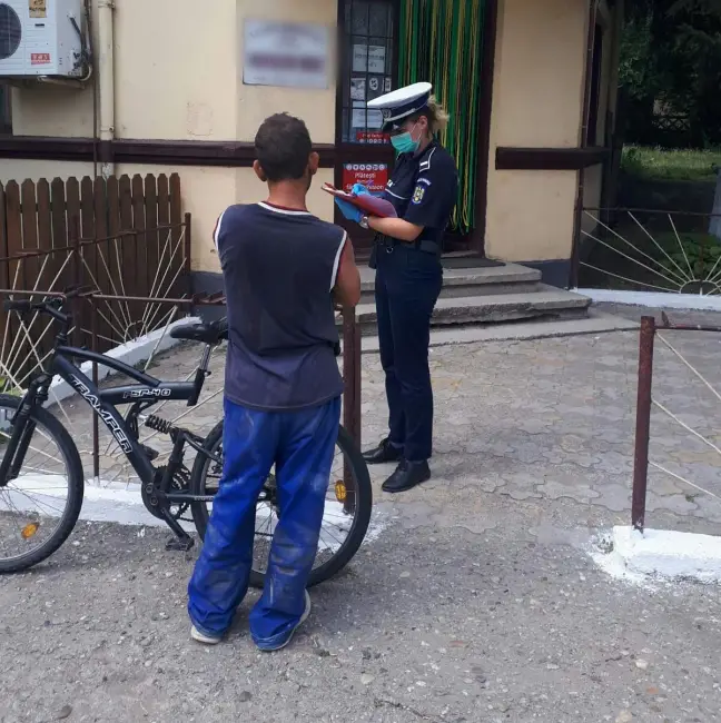 Foto FOTO. Poliţiştii olteni au aplicat amenzi, în urma acţiunilor pentru prevenirea răspândirii COVID-19