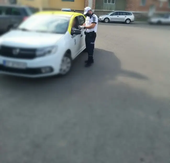 Foto FOTO. Poliţiştii olteni au aplicat amenzi, în urma acţiunilor pentru prevenirea răspândirii COVID-19