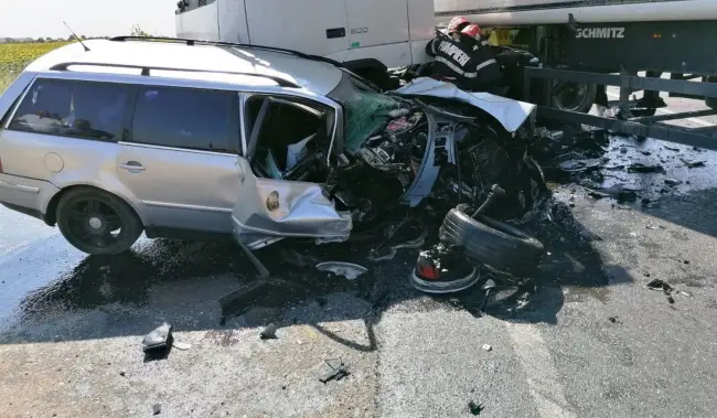 Foto VIDEO. Grav accident rutier, pe DN 6. Un autoturism înmatriculat în Olt, implicat
