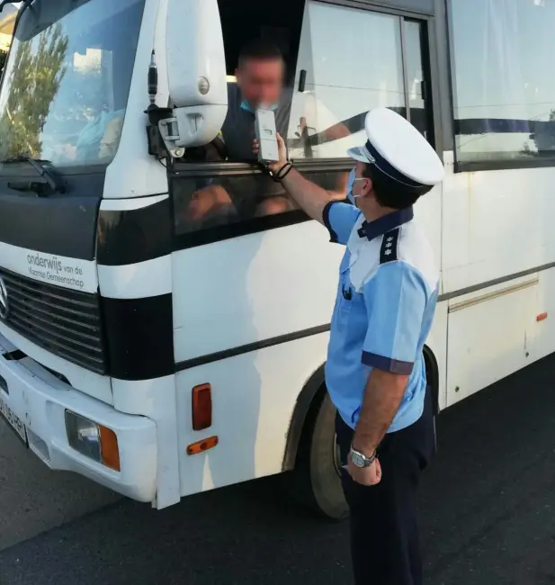 Foto FOTO. Control al poliţiştilor din Olt pentru respectarea măsurilor COVID. Zeci de mijloace de transport în comu, verificate